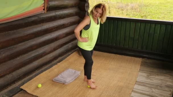 Fitness instruktör gör en onlinesändning av hennes klasser — Stockvideo