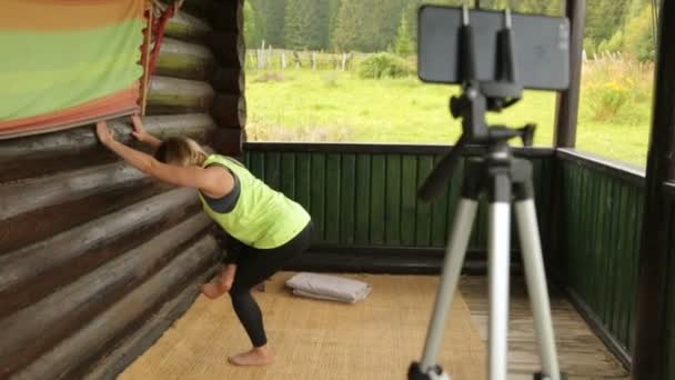 Instruktorka fitness realizująca transmisję online swoich zajęć — Wideo stockowe