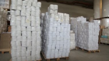 Kağıt fabrikasında kağıt ruloları.