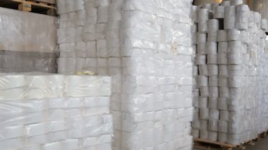 Kağıt fabrikasında kağıt ruloları.
