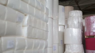 Kağıt fabrikasında kağıt ruloları.
