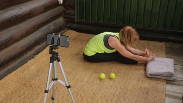 Fitness instructor making an online broadcast of her classes — Stock Video