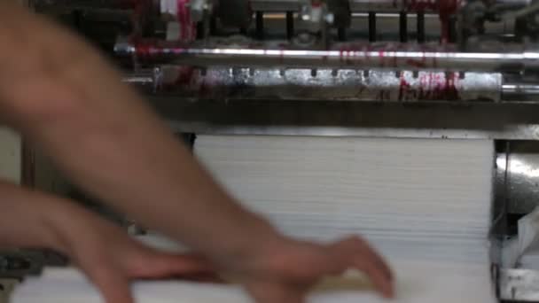 Kağıt imalatında kağıt üretimi — Stok video
