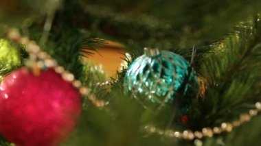 Yakın planda Noel ağacı süslemesi