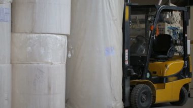 Kağıt fabrikasında kağıt ruloları.