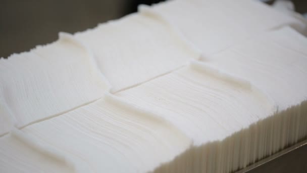 Производство бумаги на бумажной фабрике — стоковое видео