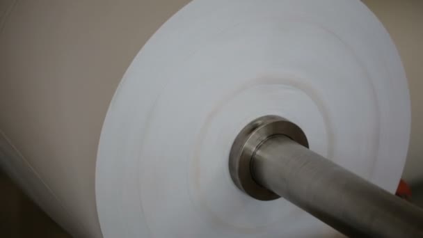 Papperstillverkning vid papperstillverkningsfabrik — Stockvideo