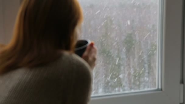 Frau trinkt Tee am Fenster — Stockvideo