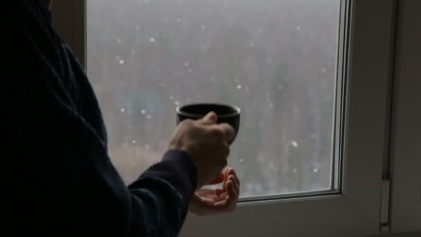 Hombre bebiendo té cerca de la ventana — Vídeo de stock