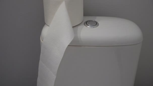 Туалетная бумага на унитазе — стоковое видео