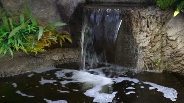 Kleine kunstmatige waterval in het park — Stockvideo