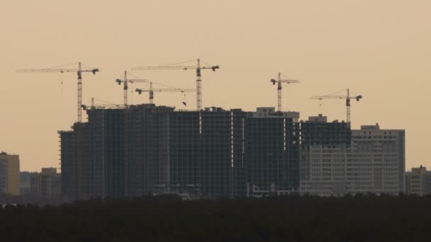 Bouw van gebouwen met meerdere verdiepingen. Tijdsverloop. — Stockvideo