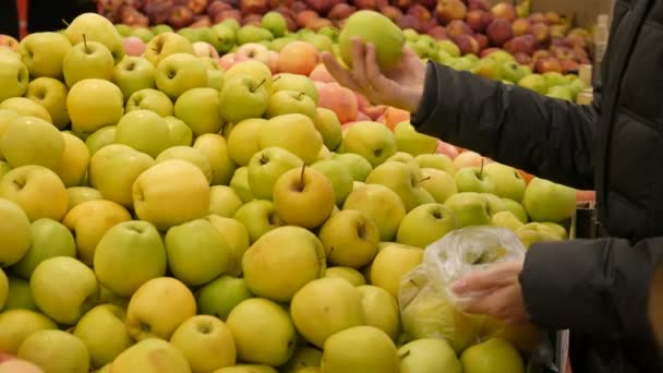 Femme cueillette de pommes en magasin — Video