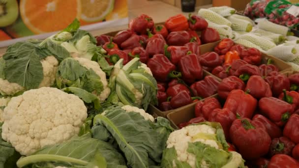 Gemüse im Supermarkt in Großaufnahme — Stockvideo