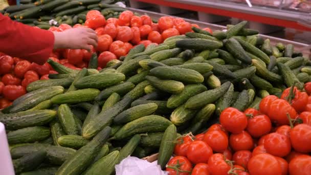 Tomate fresco y pepinos en el supermercado — Vídeo de stock