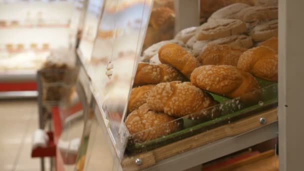 Mujer tomando bollos en la tienda de comestibles — Vídeos de Stock