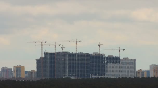 Construcción de edificios de varios pisos. Período de tiempo . — Vídeos de Stock