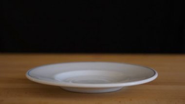 Patates cipsi tabağa düşüyor.