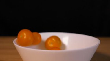 Domatesler tabağa düşüyor.