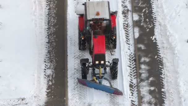 Tracteur déneigeant les allées — Video