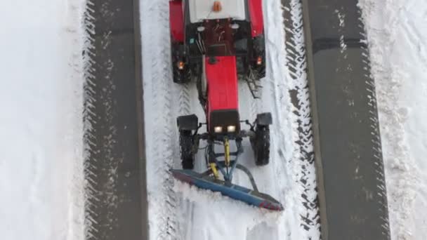 从人行道上除雪的拖拉机 — 图库视频影像