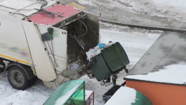 Chargement des ordures dans un camion à ordures — Video