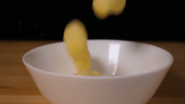 Maïsstokjes vallen in een bord — Stockvideo