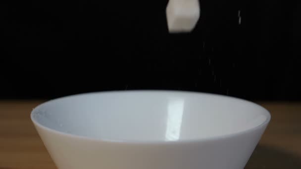 糖块掉进碗里 — 图库视频影像