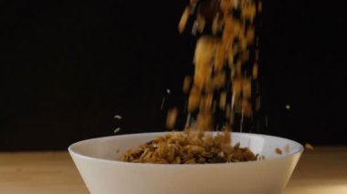 Müsli kaseye düşüyor.