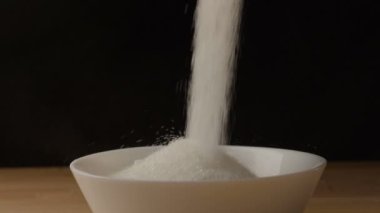 Şeker bir kaseye dökülüyor.