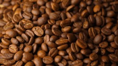Kahve çekirdekleri yavaş çekimde düşüyor.