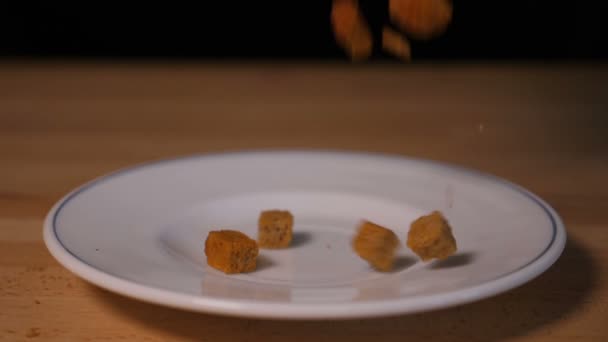 Fette biscottate che cadono in un piatto — Video Stock