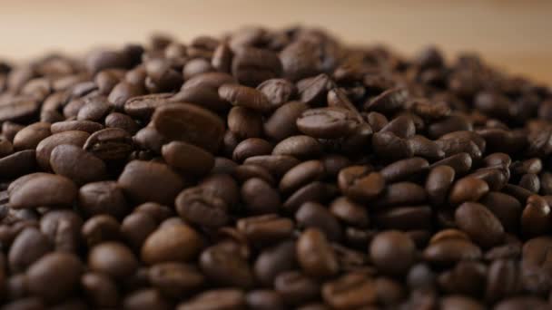Ziarna kawy spadające na stół w zwolnionym tempie — Wideo stockowe