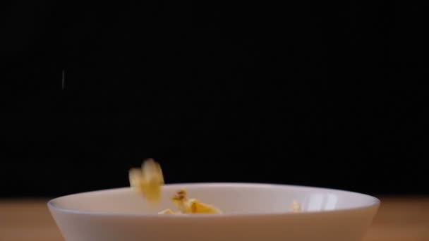 Popcorn valt in een kom in slow motion — Stockvideo