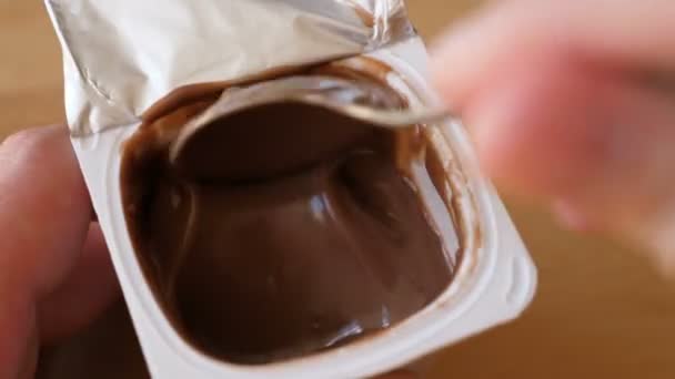 Comer yogur del envase de plástico — Vídeo de stock