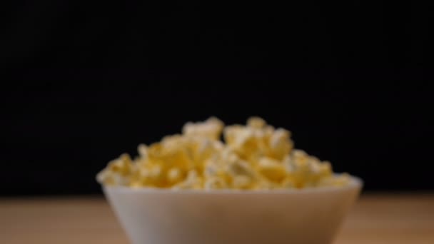 Popcorn in einer Schüssel in Großaufnahme — Stockvideo