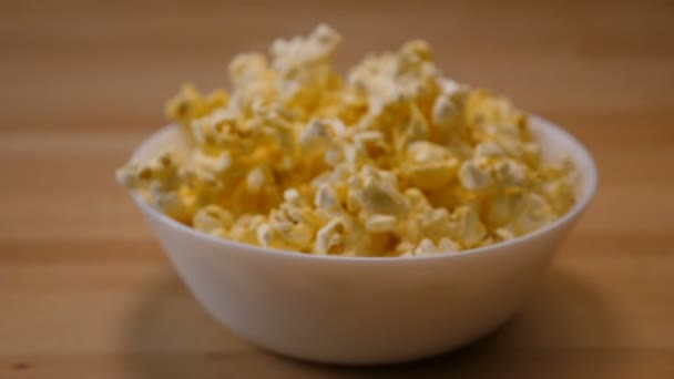 Popcorn in een kom in close-up — Stockvideo