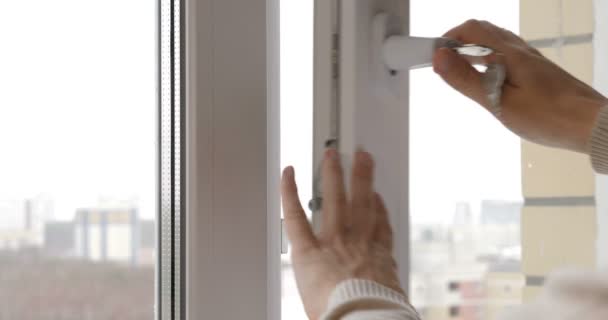 Ein Mann schließt ein Fenster mit einem Schlüssel — Stockvideo