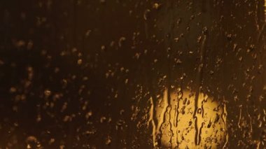 Yakın planda pencere camına yağmur damlaları