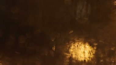 Yakın planda pencere camına yağmur damlaları