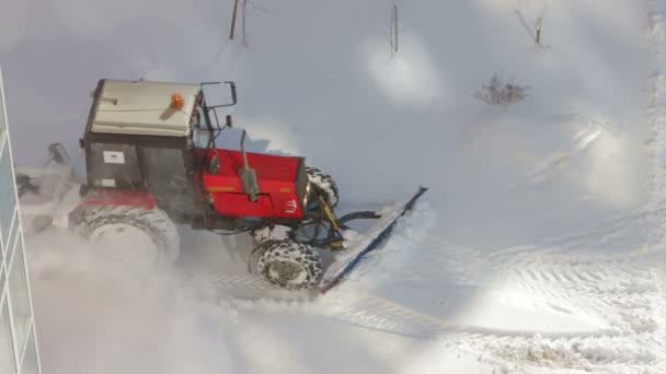 Traktor som avlägsnar snö från gångvägar — Stockvideo