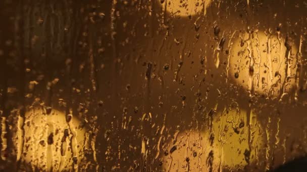 Gotas de lluvia en el cristal de la ventana en primer plano — Vídeo de stock