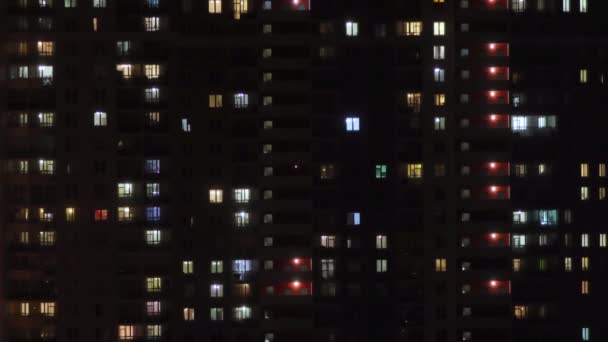 Luminile ferestrelor unei clădiri în timp-expirare — Videoclip de stoc
