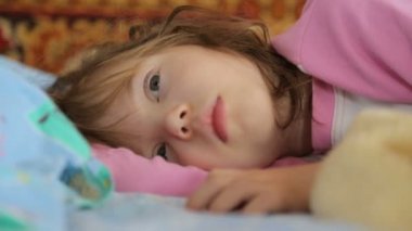 Küçük kız sabah ışığında uyuyor.