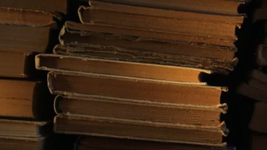 Gün ışığında bir yığın eski kitap