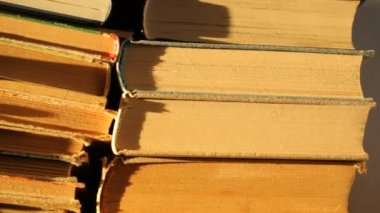 Gün ışığında bir yığın eski kitap