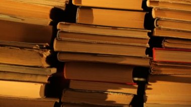 Gün ışığında bir yığın eski kitap