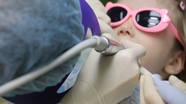 坐在牙医椅子上的小女孩在接受牙齿治疗 — 图库视频影像