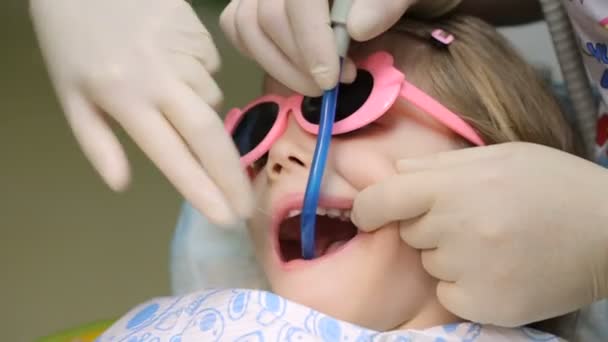 Niña en la silla del dentista teniendo su diente tratado — Vídeos de Stock