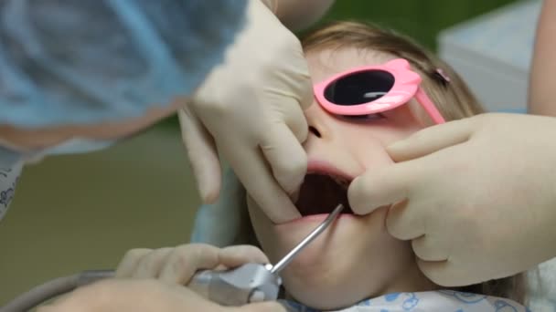 Bambina sulla sedia del dentista che si fa curare il dente — Video Stock